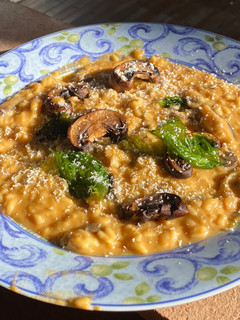 Una foto de Risotto de crema de boniato y setas con crujiente de albahaca