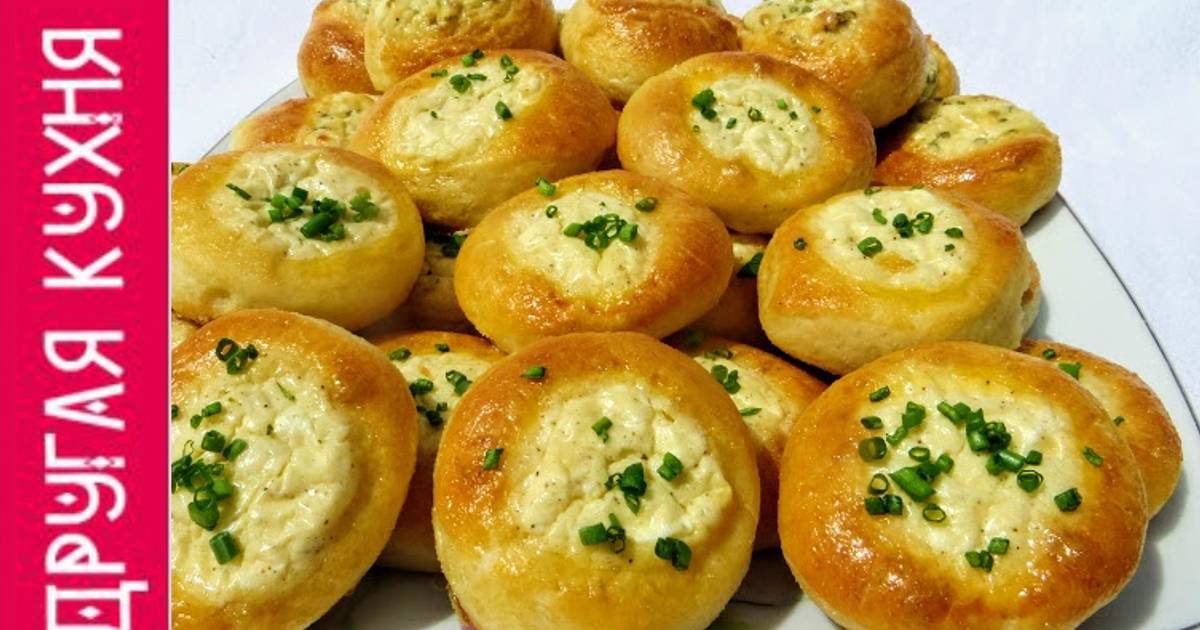 Тесто брынза. Закусочные пирожки. Закусочные мини пирожки. Булочка с брынзой. Булка с брынзой.