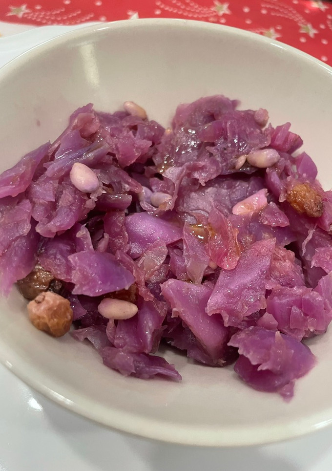 Una foto de Lombarda con pasas y piñones