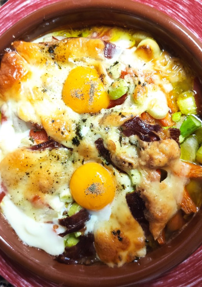 Una foto de Huevos al horno con verduras