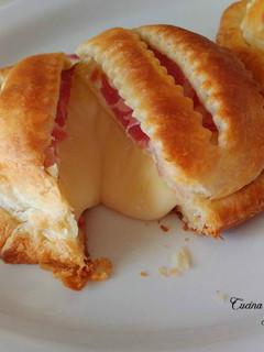 Foto di Tomini in pasta sfoglia con speck