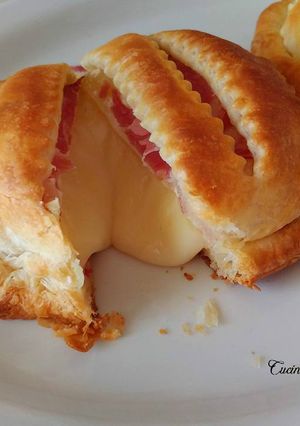 Foto di Tomini in pasta sfoglia con speck