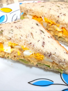 Una foto de Sándwich de atún al curry