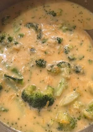 A picture of Broccoli and cheddar soup 🍲 🥦🧀.