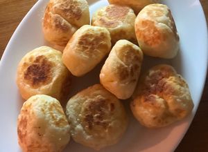 Una foto de Pan de Queijo (Brasileros)