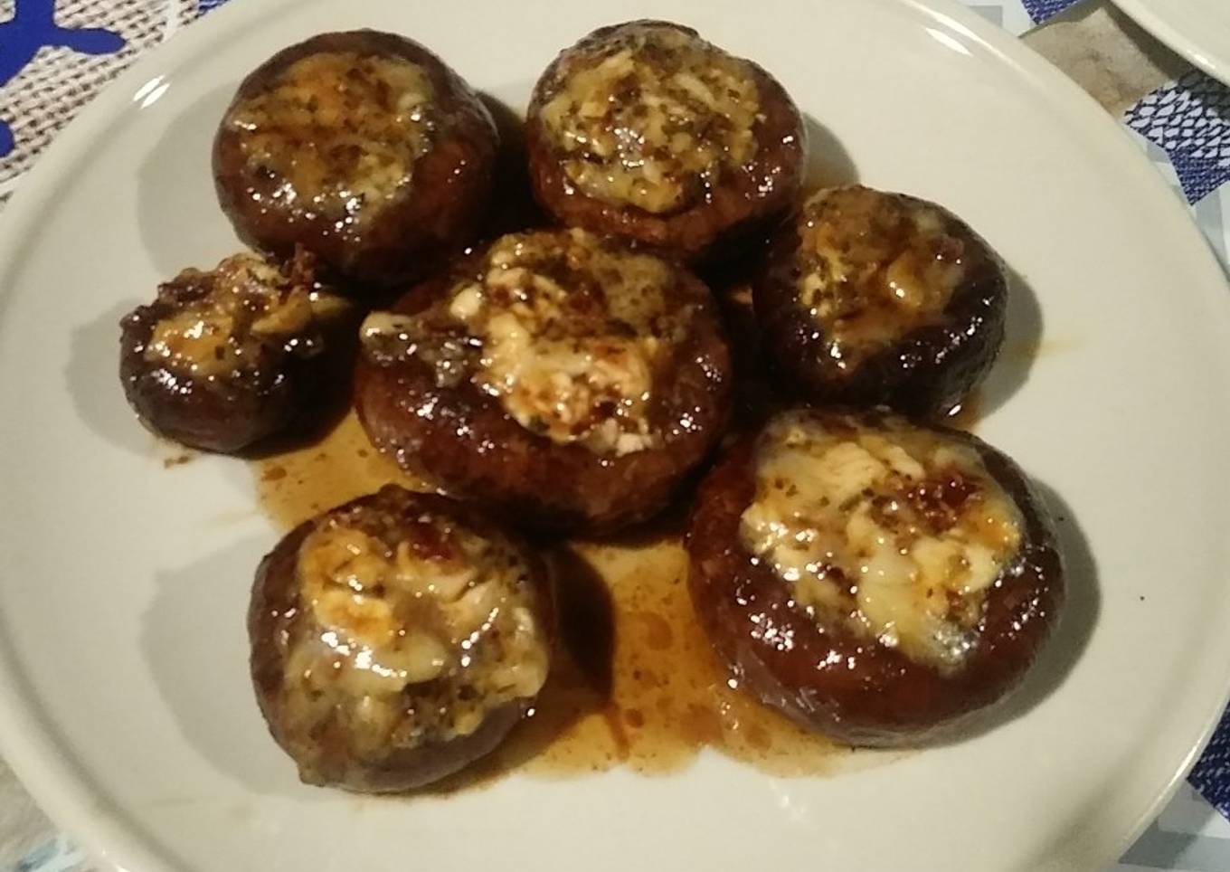 Champiñones a la pancha con tomate seco y queso