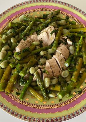 Une photo de 😋 Salade de poulet aux fèves et aux asperges