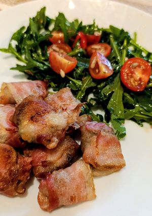 Baconbe göngyölt gomba air fryerben salátával recept fotója