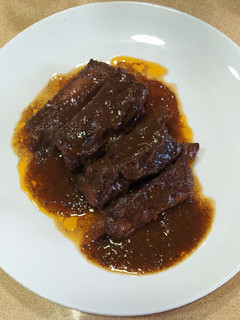 Una foto de Costillar de cerdo guisado con vino tinto