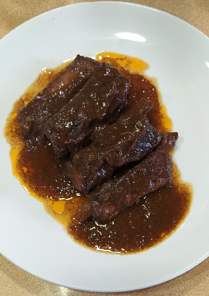 Una foto de Costillar de cerdo guisado con vino tinto