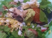 Una foto de ensalada de atún y sardinas