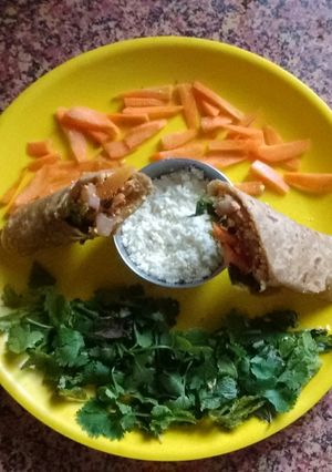 A picture of Paneer Egg wrap with veggies.