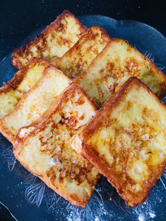 A picture of French toast.