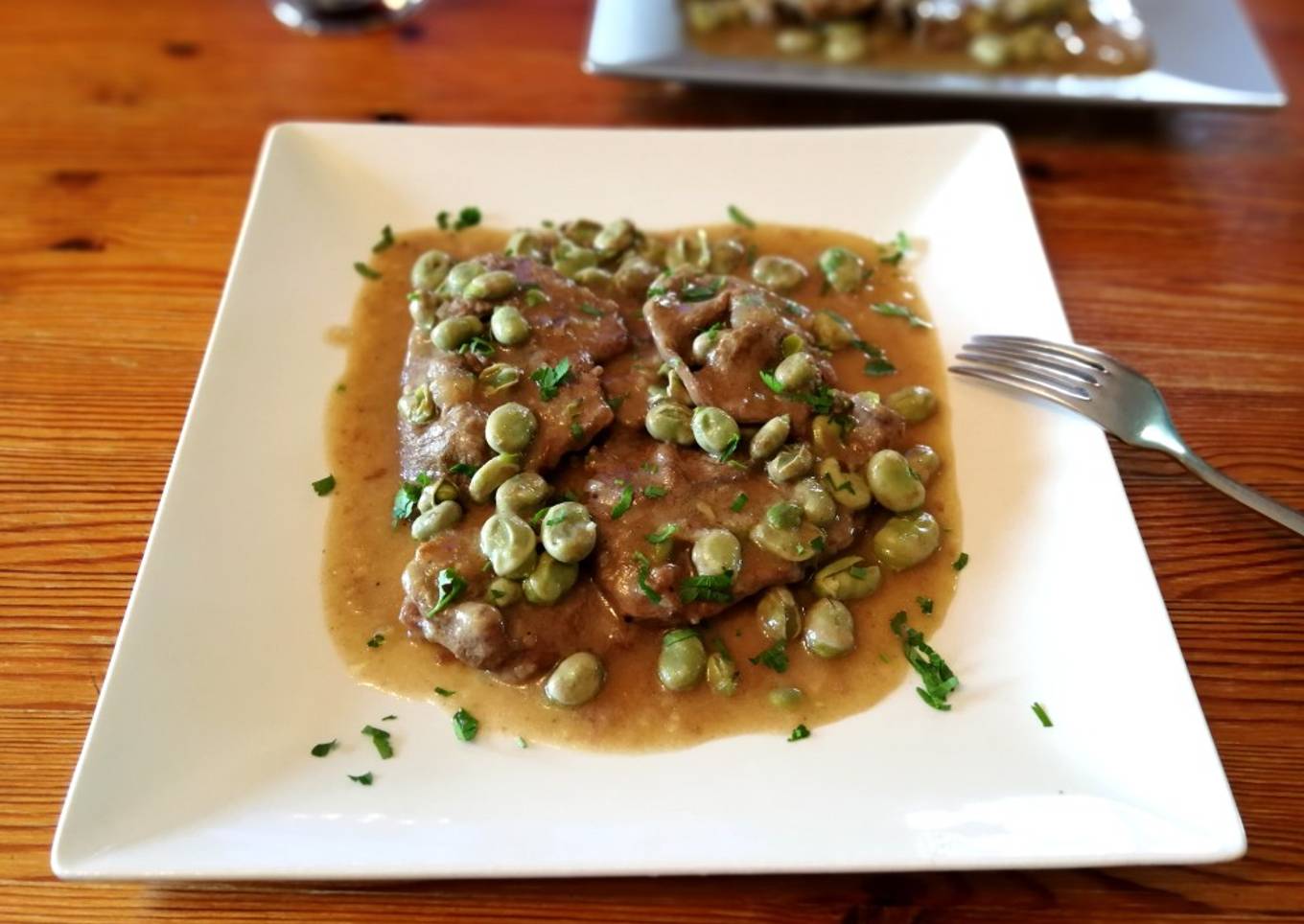 Fricandó de ternera en salsa con habitas babby