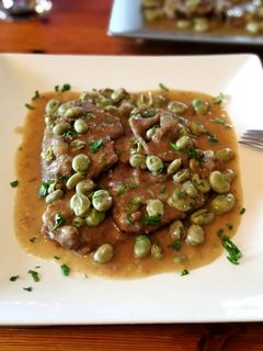 Una foto de Fricandó de ternera en salsa con habitas babby