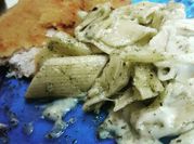 Una foto de filetes de merluza con pastas