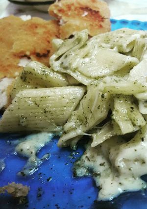 Una foto de Filet de merluza rebozados con fideos blancos con queso y pesto