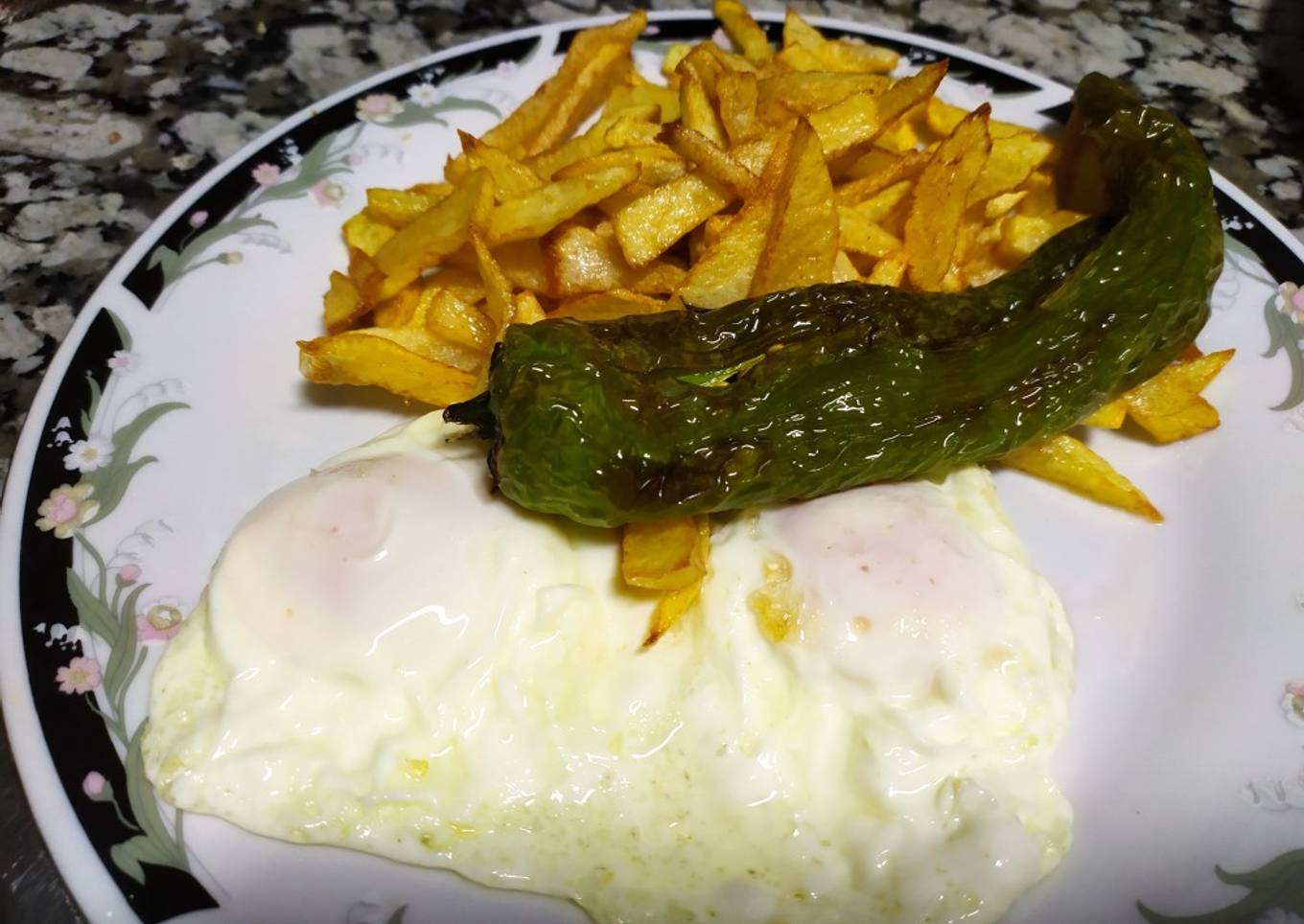Patatas fritas con huevo y pimiento