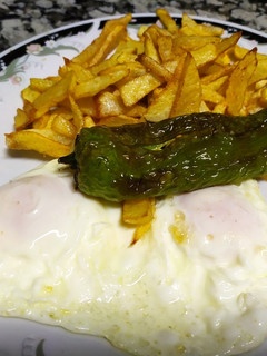Una foto de Patatas fritas con huevo y pimiento