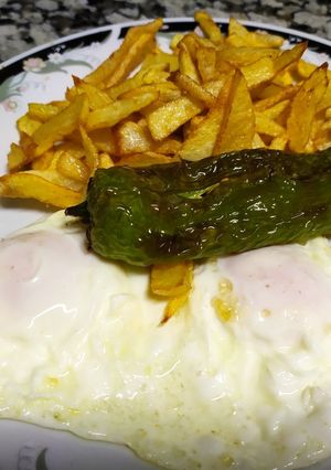 Foto principal de Patatas fritas con huevo y pimiento