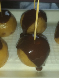 A picture of Apples chocolate balls.