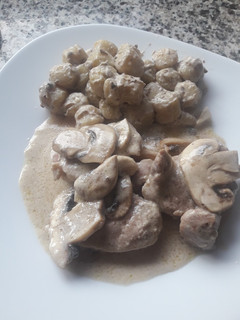 Una foto de Solomillo de cerdo con salsa de cognac, champiñones y mostaza