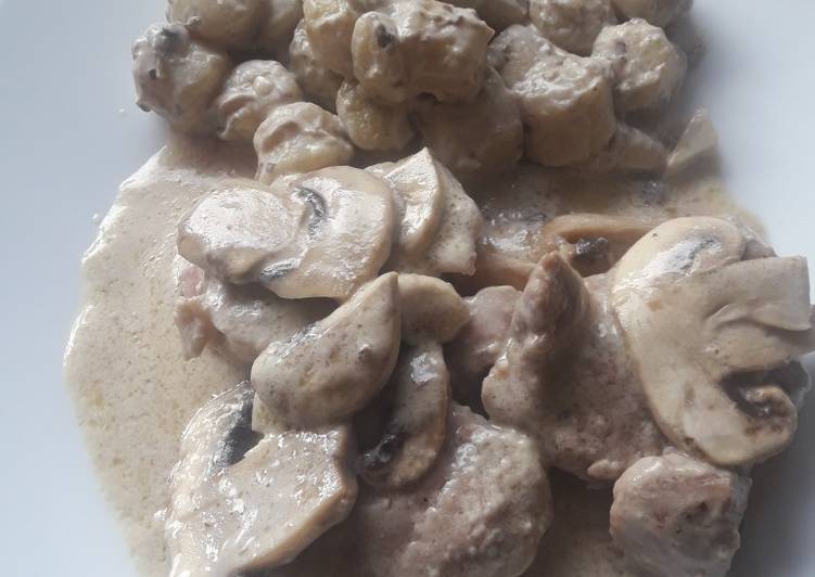 Solomillo de cerdo con salsa de cognac, champiñones y mostaza