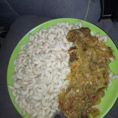 A picture of Macroni with cabbage sauce.
