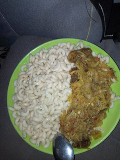 A picture of Macroni with cabbage sauce.