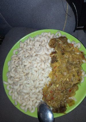 A picture of Macroni with cabbage sauce.