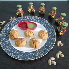 A picture of Lilava kachori.