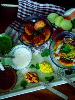 આલુ ટિક્કી ચાટ (Aloo Tikki Chat Recipe In Gujarati) રેસીપી મુખ્ય ફોટો