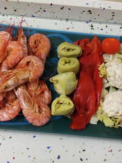 Una foto de Gambones a la plancha con ensalada variada