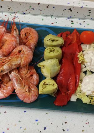Una foto de Gambones a la plancha con ensalada variada