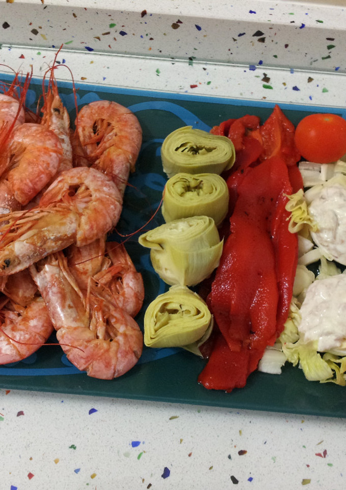 Una foto de Gambones a la plancha con ensalada variada
