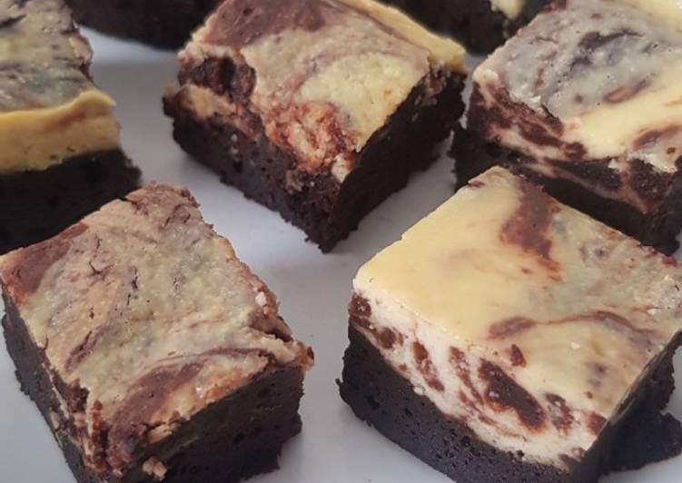 Creamchesse marble brownies