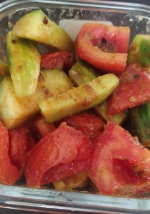 કાકડી અને ટામેટાં નું સલાડ (Cucumber Tomato Salad Recipe In Gujarati) રેસીપી મુખ્ય ફોટો
