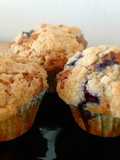 Áfonyás muffin ropogós morzsakalappal