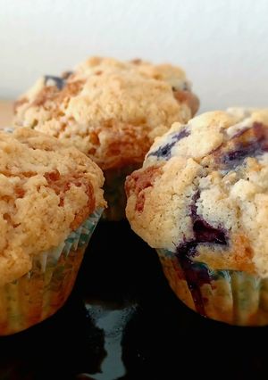 Áfonyás muffin ropogós morzsakalappal recept fotója