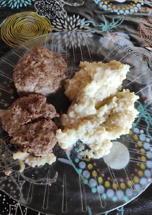Una foto de Hamburguesa light con puré de coliflor