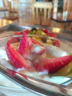 Una foto de Yogurth con granola y miel a las fresas