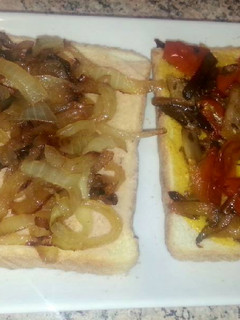 Una foto de Tostada con setas al romero y cebolla caramelizada