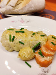 Una foto de Merluza con bechamel al pesto