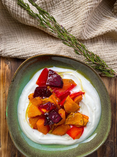 Una foto de Verduras asadas con salsa de yogur 🌱