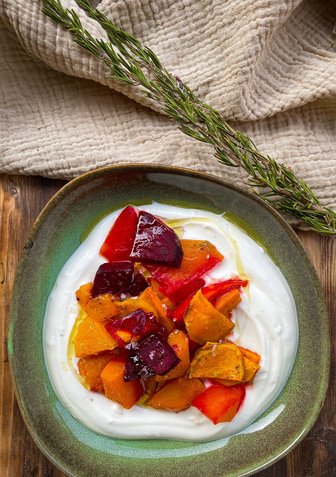 Una foto de Verduras asadas con salsa de yogur 🌱