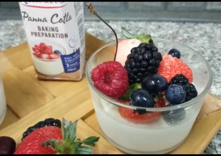 Recipe of Perfect Panna cotta with Fresh berries