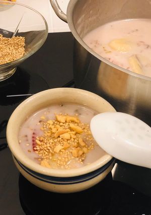 A picture of Chè Chuối (Vietnamese Banana Coconut Dessert).