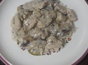 Una foto de strogonoff de carne con champiñones