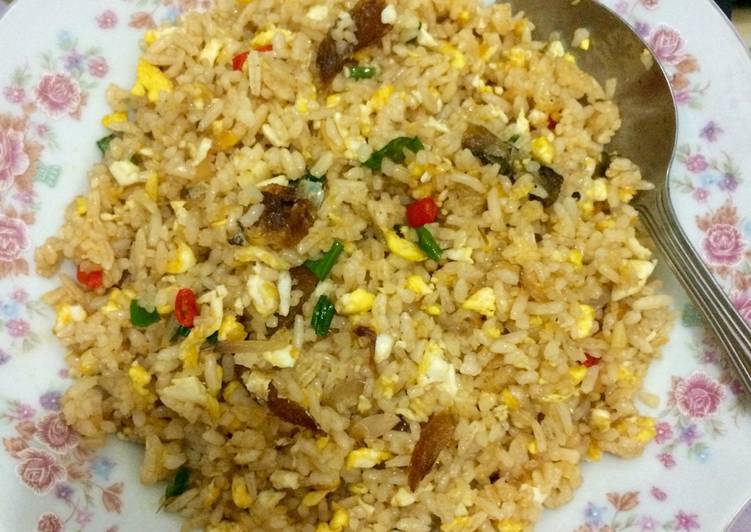 Bagaimana Membuat Nasi goreng ikan asin simpel 👌🏻, Sempurna