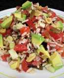 Ensalada de arroz salvaje con aguacate, tomate y frutos secos